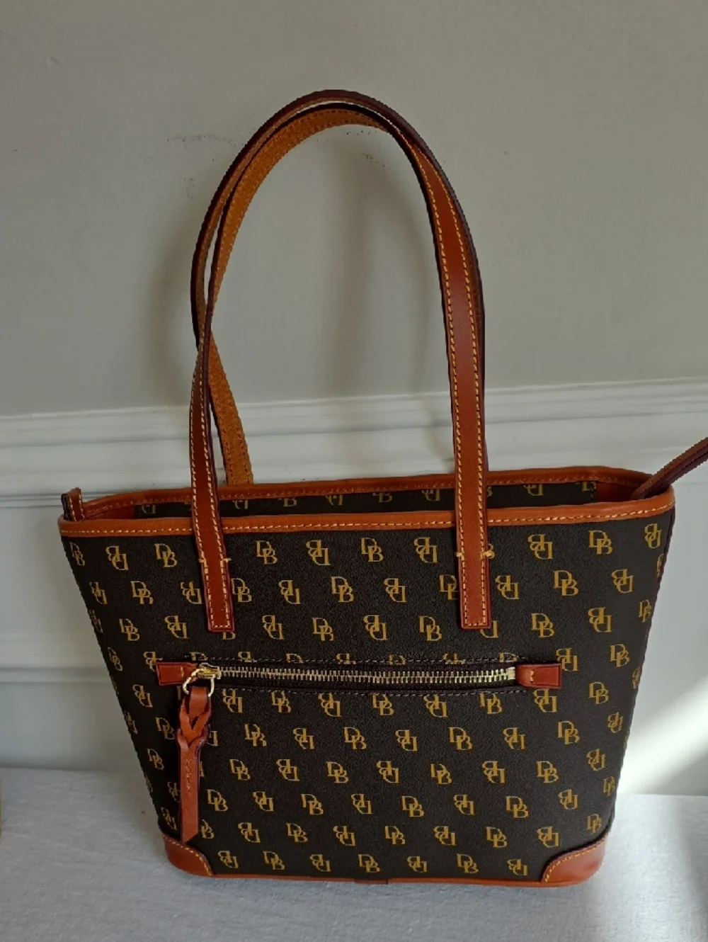 Dooney & Bourke classic dooney